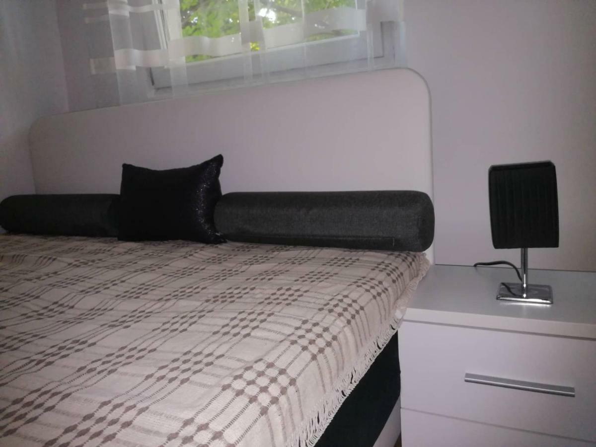 Yellow Apartment, Central بودغوريتْسا المظهر الخارجي الصورة