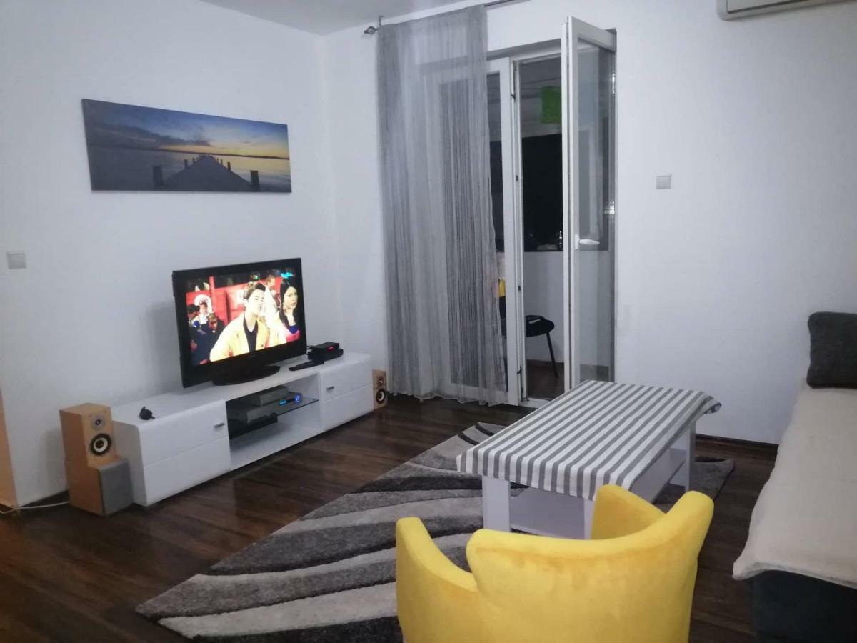 Yellow Apartment, Central بودغوريتْسا المظهر الخارجي الصورة