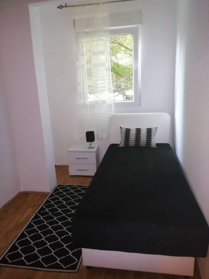 Yellow Apartment, Central بودغوريتْسا المظهر الخارجي الصورة