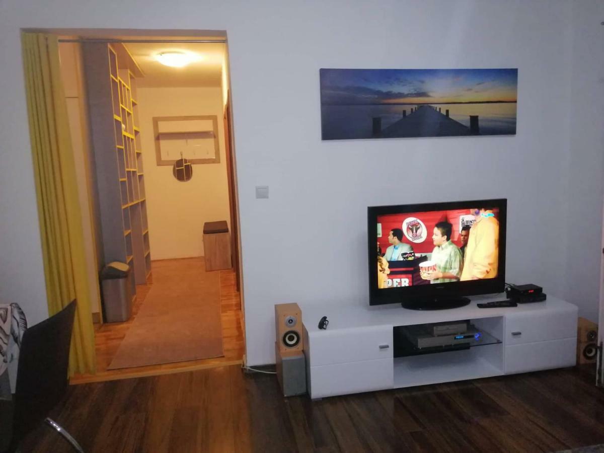 Yellow Apartment, Central بودغوريتْسا المظهر الخارجي الصورة